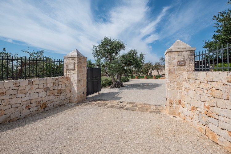 Trulli Oasi Fiorita Puglia